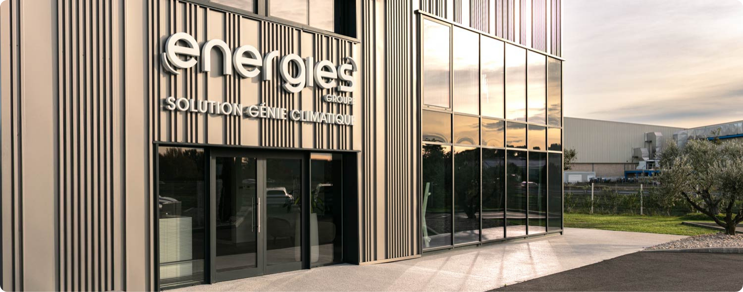 Façade du bâtiment principal du groupe, reflet de son engagement en innovation et en solutions énergétiques performantes.